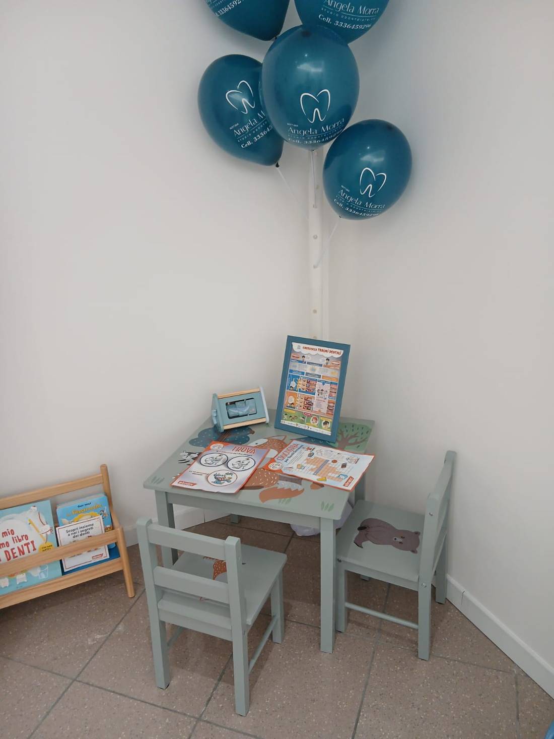 Angolo dedicato ai bambini nello studio, con tavolino e libri illustrati