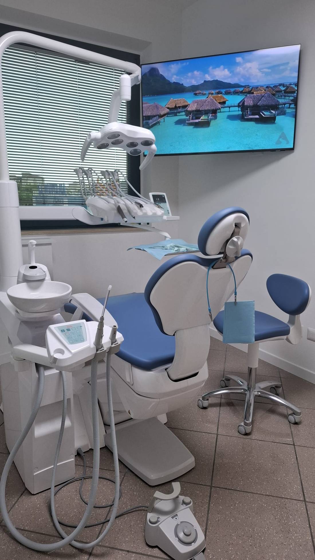 Riunito odontoiatrico con schermo per un'esperienza rilassante