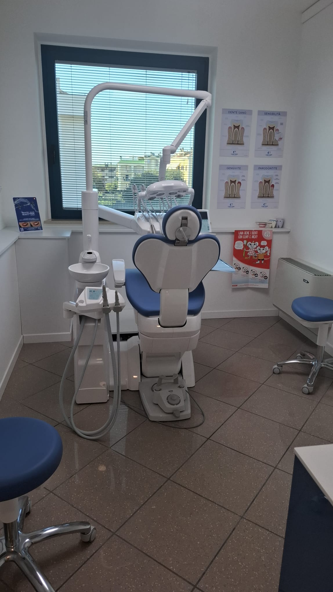 Riunito odontoiatrico con vista sul quartiere dalla sala operativa