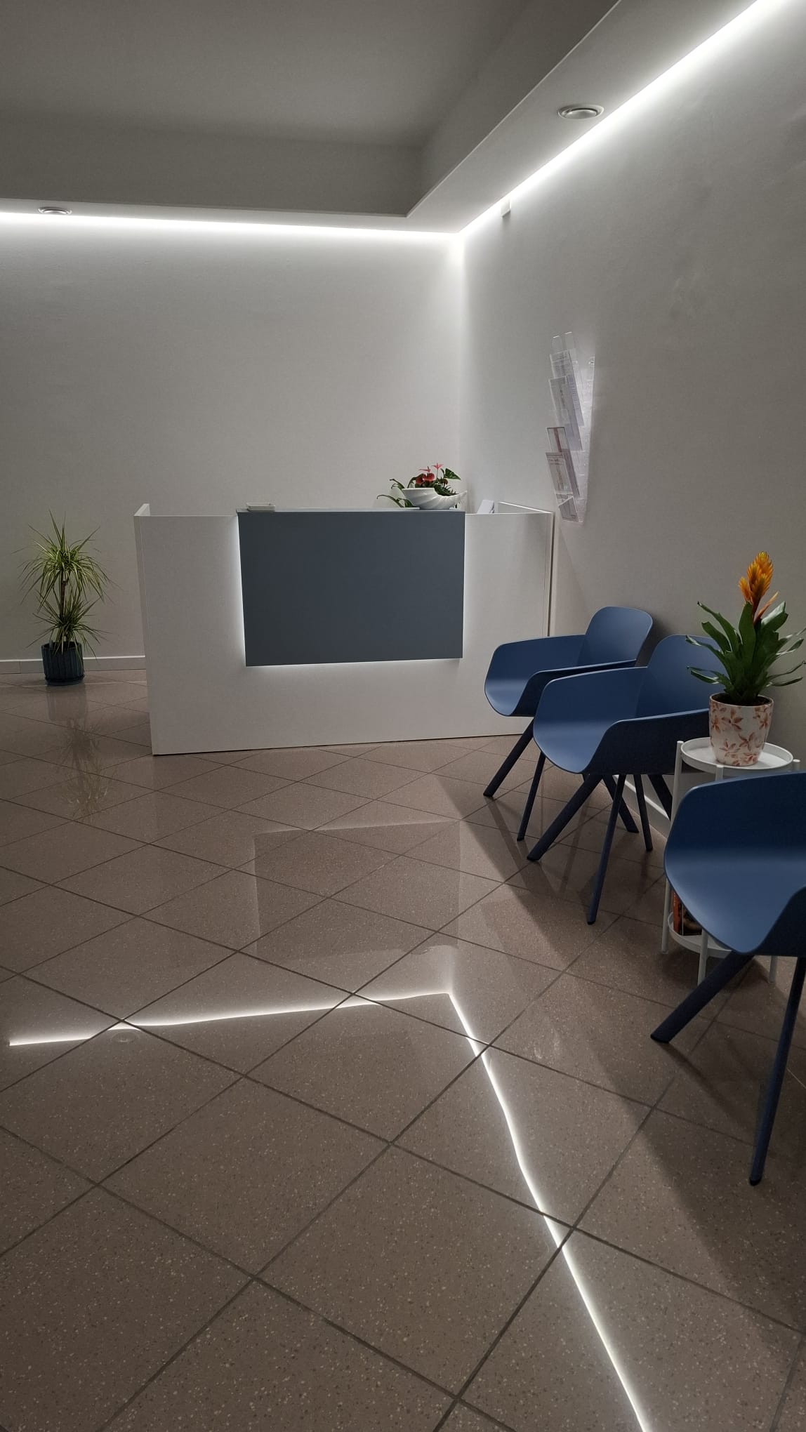 Area accoglienza dello studio con sedute e area attesa