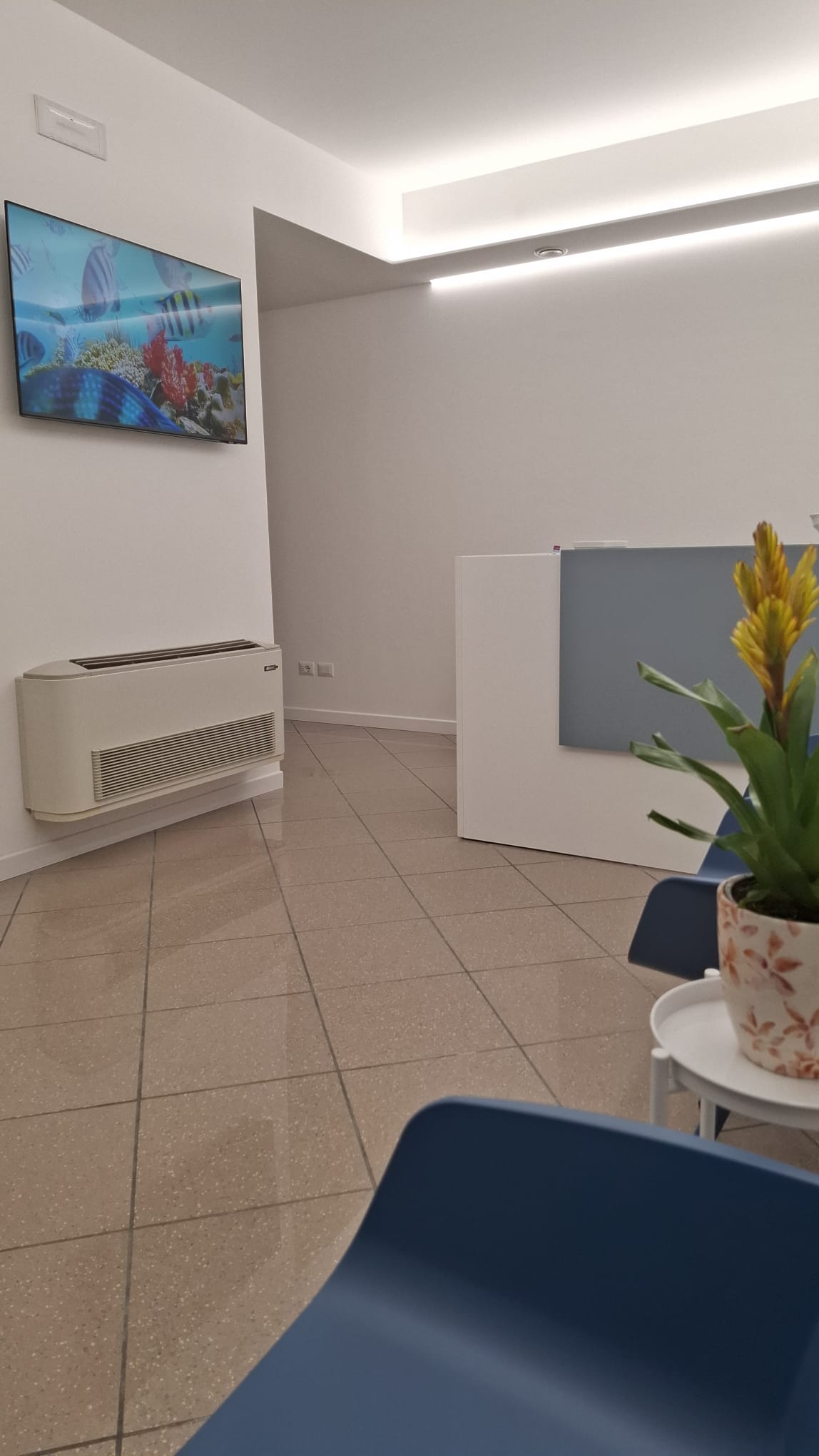 Sala d'attesa dello studio con TV e area relax